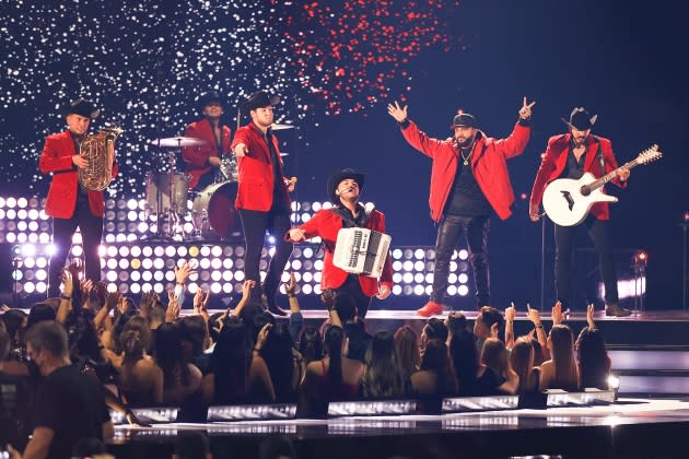 Calibre 50 Interpreta ‘el Mexicano Es Fregón Con Emmanuel Delgado En Los Premios Billboard 3979