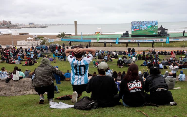 Los marplatenses se acercaron a la costa para ver el partido en pantalla gigante