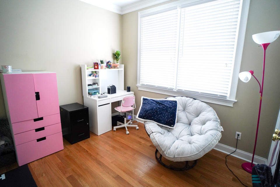 La puerta del dormitorio de Kathryn Olivia Banks en la casa que comparte con su madre, Kay Thomas, en Columbia, Carolina del Sur el 21 de marzo de 2022. (Sean Rayford/The New York Times)