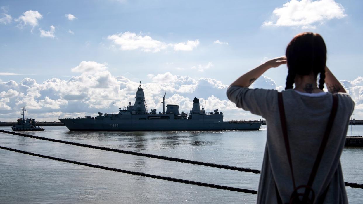 Die Fregatte «Hamburg» läuft aus dem Wilhelmshavener Hafen aus.