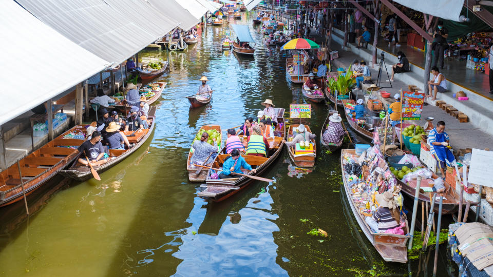 Sellers at Damnoen Saduak floating market in Bangkok, Thailand. 