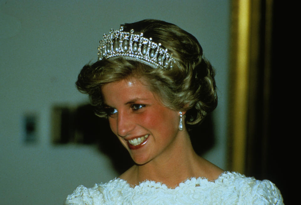 Princess Diana wears the Cambridge Lover’s Knot tiara at a dinner in Washington, D.C., in 1985. (Photo: Getty Images)