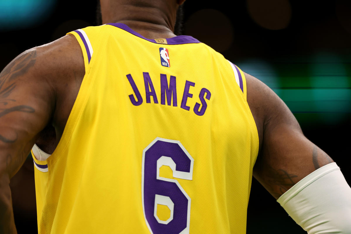 LeBron James names his all-time Lakers starting five