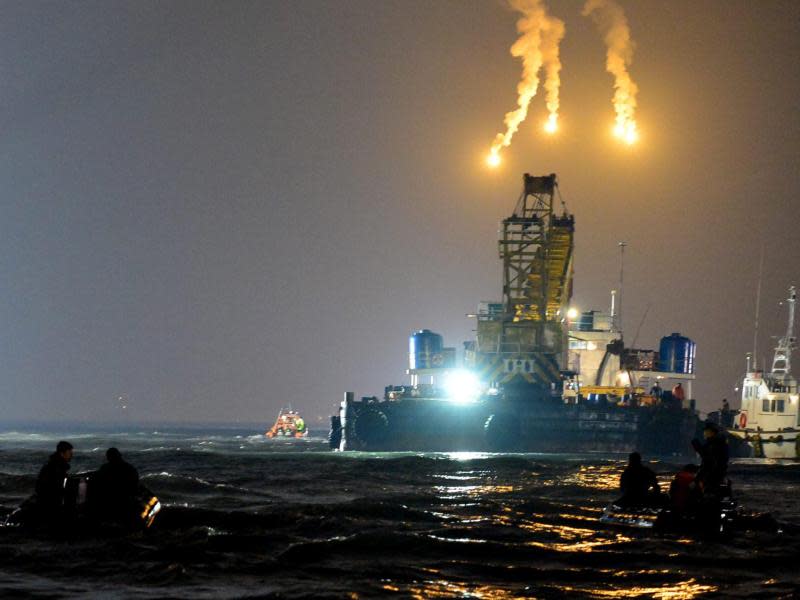 Einsatz rund um die Uhr an der Stelle, wo die "Sewol" versank. Foto: Republic Of Korea Navy