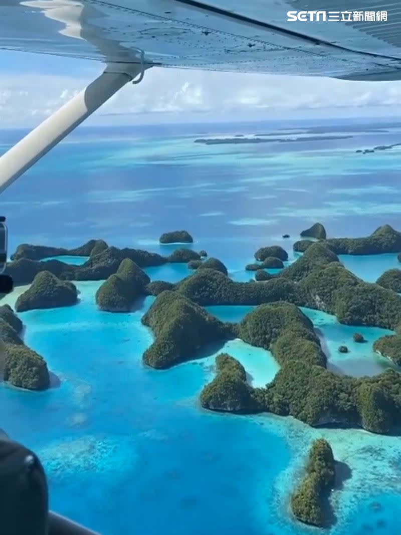 孟孟與朋友自費體驗私人小飛機，飛行一趟40分鐘，眺望水母湖、大斷層等景點，用俯瞰的視角更了解到帛琉有多漂亮。（圖／孟孟提供）