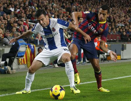 Barcelona's Alexis Sanchez (R) fights for the ball against Espanyol's Juan Rafael Fuentes Hernandez during their Spanish First division soccer league match at Camp Nou stadium in Barcelona, November 1, 2013. REUTERS/Albert Gea