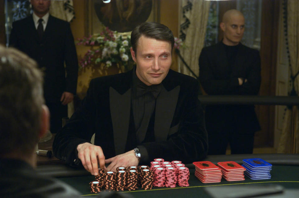 <p>Rein theoretisch müsste man beinahe jeden Bond-Bösewicht erwähnen, wenn es um die besten Kinoschurken aller Zeiten geht. Mads Mikkelsen hat es in die Top Ten wegen einer einzigen Geste geschafft - wenn er als Le Chiffre in “Casino Royale" mit stoischer Miene eine blutige Träne unter seinem Auge abtupft. Hier wird in einem Augenblick klar, welch abgrundtief böse Eigenschaften sich hinter dieser Maske verbergen.</p>