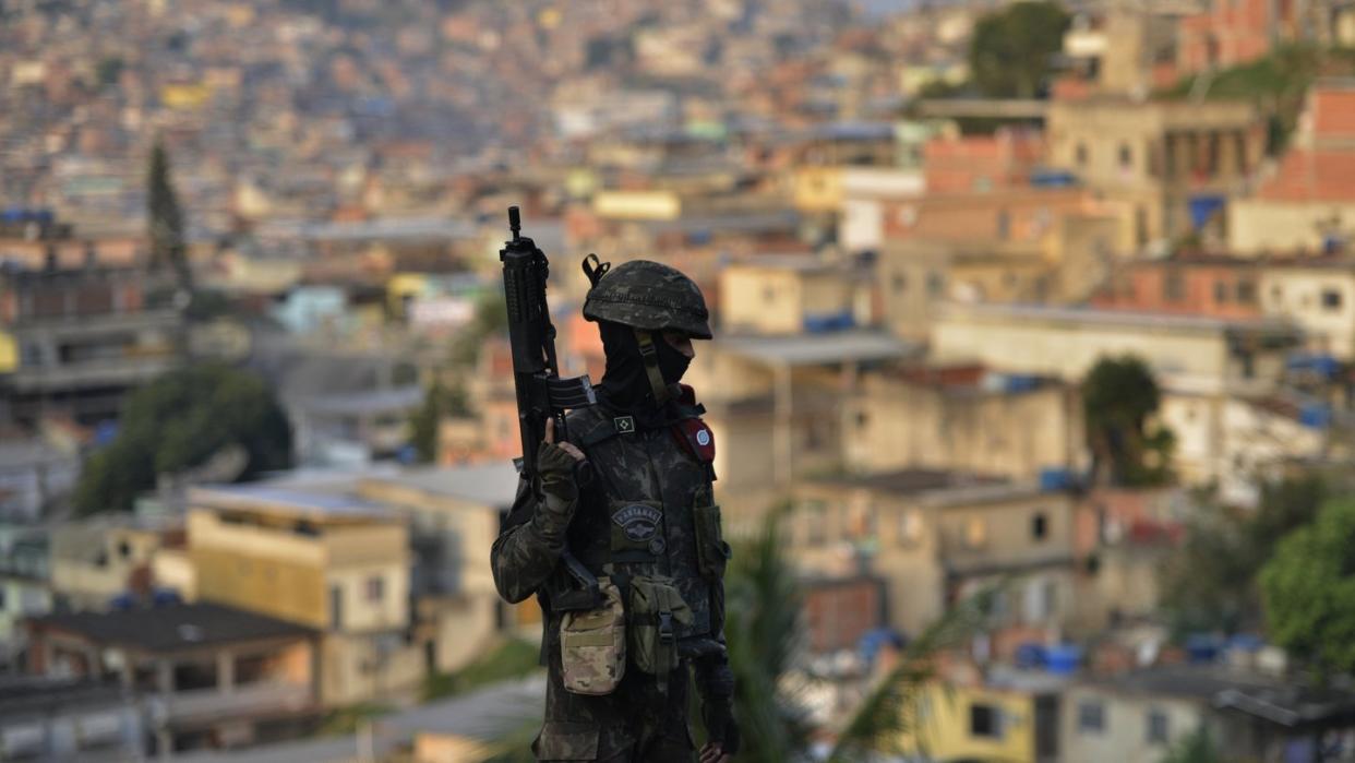 In Rio de Janeiro steht ein brasilianischer Soldat während einer Drogen-Razzia Wache. Foto: Fabio Teixeira/Archiv