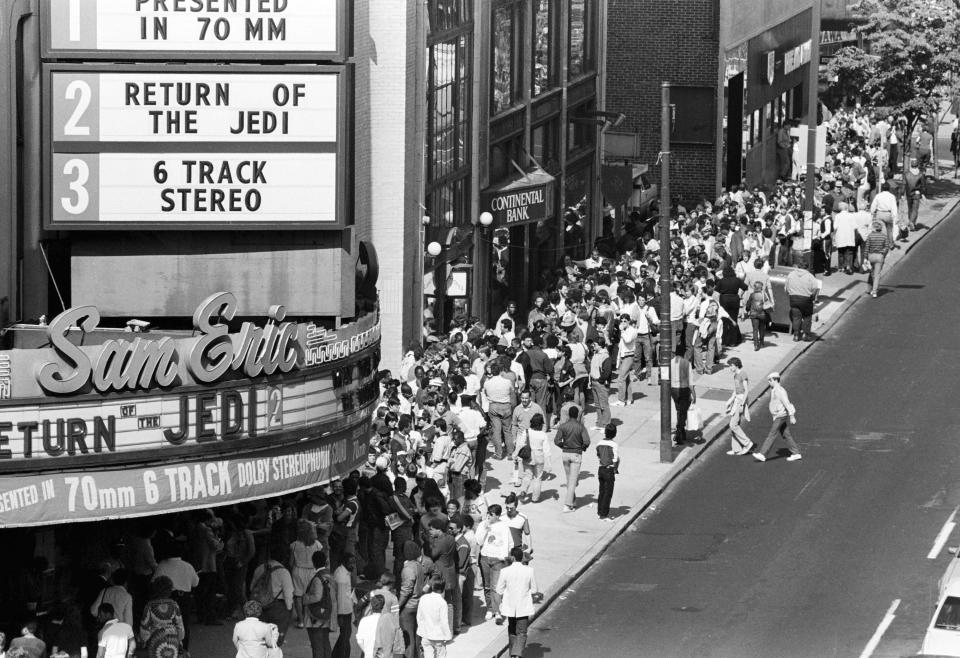 ARCHIVO - Cinéfilos hacen fila en la calle Chestnut de Filadelfia para el estreno de "Star Wars: Episode VI - Return of the Jedi" el 23 de mayo de 1983. La Biblioteca del Congreso estadounidense anunció el martes 14 de diciembre de 2021 que la película está entre las 25 que serán incorporadas al Registro Nacional de Cine. (AP Foto/George Widman, Archivo)