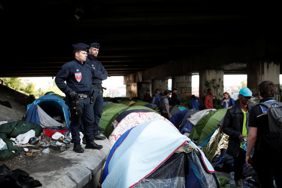 <p>Die französische Polizei evakuiert ein provisorisches Flüchtlingscamp in Paris. Über 2.000 Flüchtlinge zelteten seit Monaten am Kanal Saint-Denis im Nordosten der Stadt. Bürgermeisterin Anne Hidalgo sprach von einer humanitären Katastrophe. (Bild: Reuters) </p>