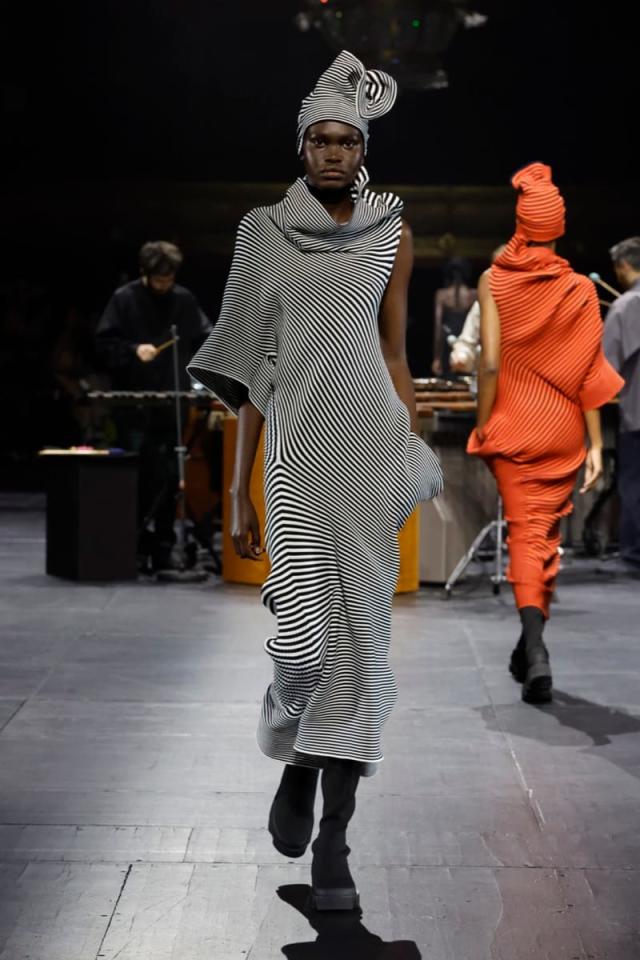 issey miyake pleats please runway