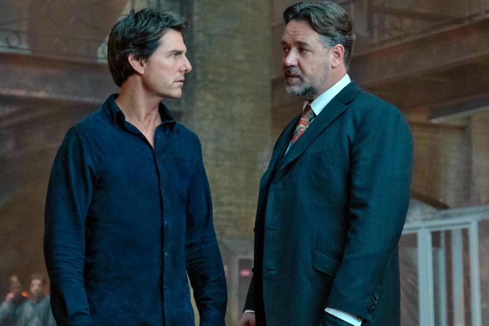 Tom Cruise and Russell Crowe in 'The Mummy' (credit: Universal)