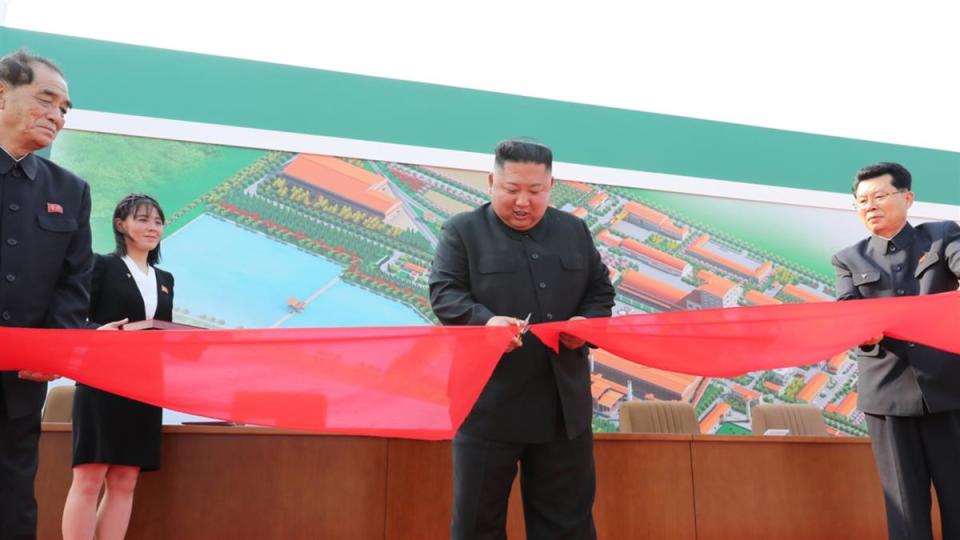 北韓媒體報導，金正恩昨（1）出席順天磷肥工廠竣工典禮。（圖／翻攝自NK NEWS推特）