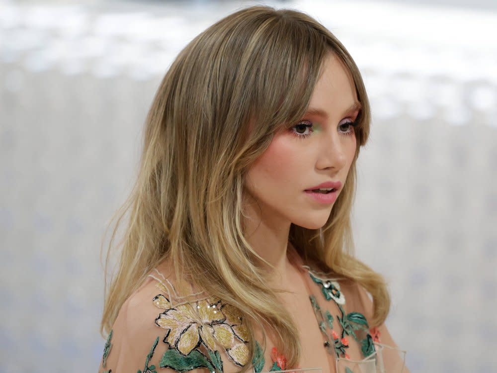 Model und Sängerin Suki Waterhouse mit einem märchenhaft-verspielten frischen Make-up-Look in zarten Rosé-Tönen. (Bild: IMAGO/UPI Photo)