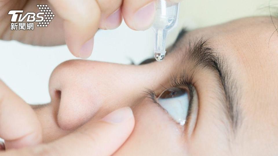 樂敦製藥提醒，睡前點眼藥水，長期下來恐對眼睛造成潛在傷害。（示意圖／shutterstock 達志影像）
