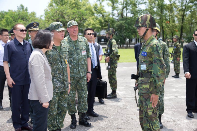 總統蔡英文4日視導宜蘭部隊，第二站抵達陸軍金六結營區，視察153旅新訓新兵。（顏麟宇攝） 