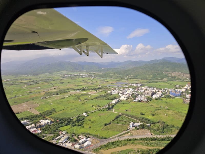 屏東縣政府結合安捷航空引進具有「空中法拉利」美名的P2012雙螺旋槳飛機，並舉辦「屏東空中遊覽 發現國境之南」活動，帶領遊客從高空俯瞰屏東壯麗山海，14日正式啟航。（圖／屏東縣政府提供）