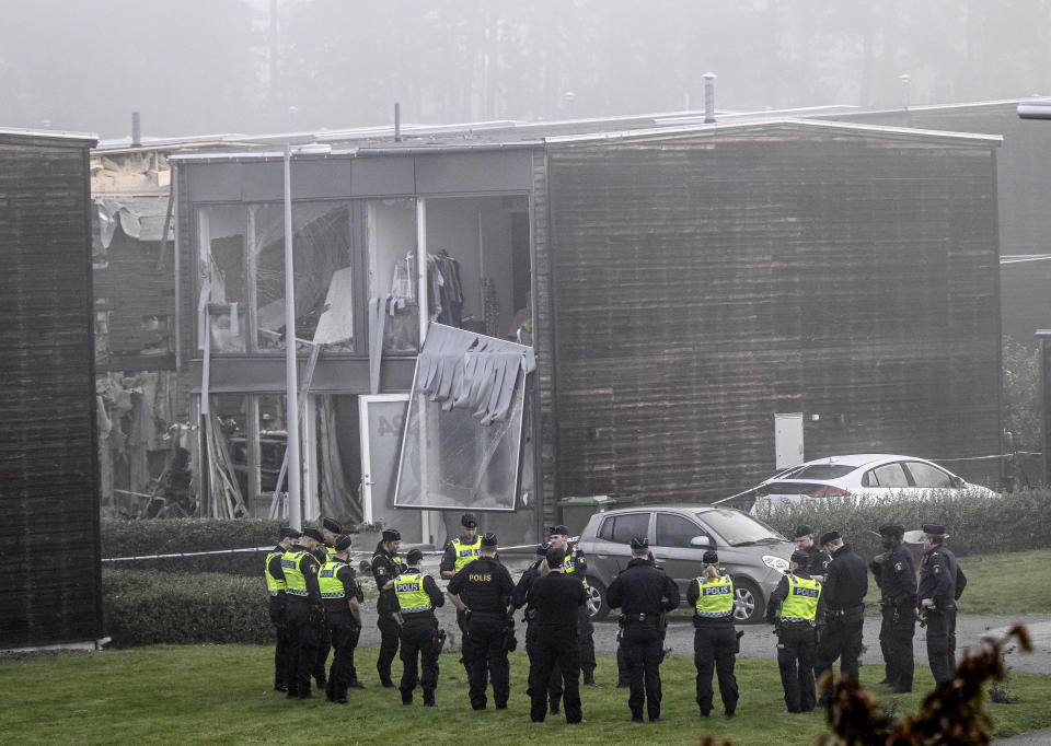 Die Polizei steht am Ort einer starken Explosion, die sich am frühen Donnerstagmorgen in einem Wohngebiet in Storvreta außerhalb von Uppsala ereignete. Eine 25-jährige Frau kam bei der Explosion ums Leben. (Bild: Anders Wiklund/TT News Agency/AP/dpa)