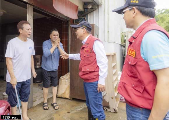 新北市長侯友宜前往金山、三芝、石門、淡水了解復原工作，繼續在北海岸各區域視察。(新北市水利局提供)