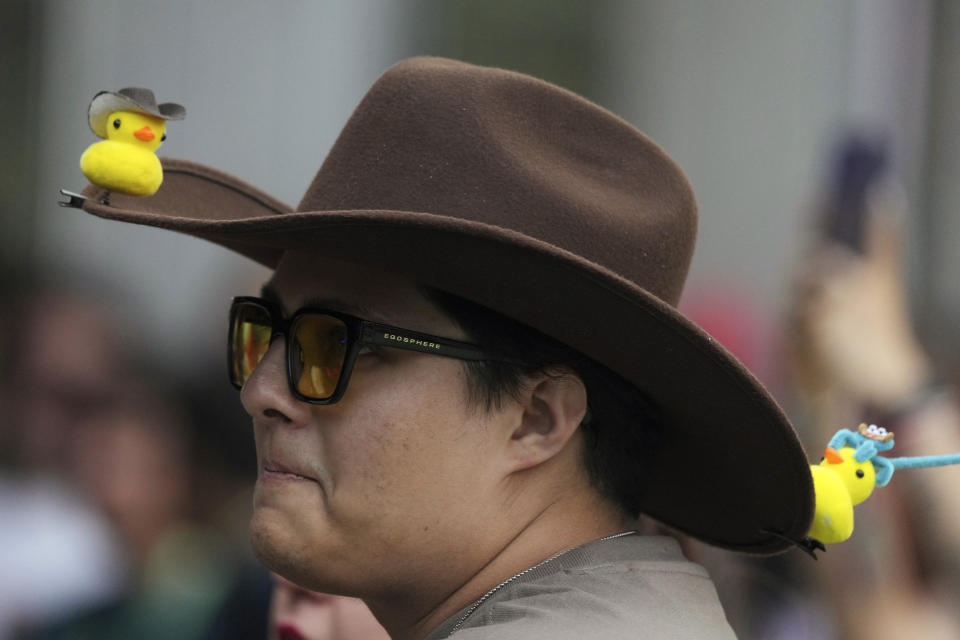 Una fan en el festival Tecate Emblema en la Ciudad de México el viernes 17 de mayo de 2024. (Foto AP/Fernando Llano)