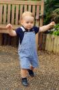 <p>Für das Portrait zu seinem ersten Geburtstag trug Prinz George eine 44 € teure gestreifte Latzhose von Petit Bateau. [Foto: Getty] </p>