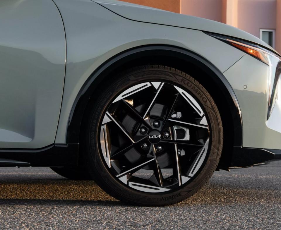 輪胎部分採用較為安靜的輪胎，而在前擋玻璃部分也採用了隔音更好的玻璃，讓車內的舒適感受提高。