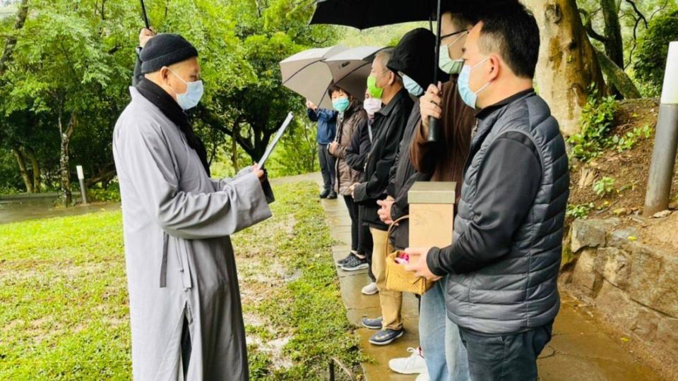 陳松勇植存在法鼓山與聖嚴師父為伴，植存當天法鼓山住持果暉法師親自主持，友人說這真是不可思議的佛緣。（圖／陳松勇友人提供）