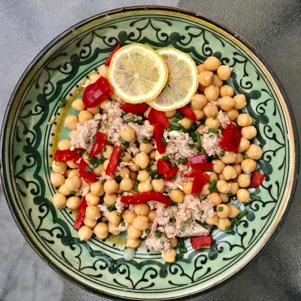 Tuna and garbanzo bean salad, with red peppers and chives