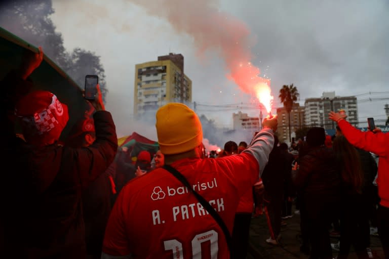 Unos aficionados de Internacional celebran el regreso de los partidos a la ciudad de Porto Alegre tras unas inundaciones, el 7 de julio de 2024, antes de un encuentro del campeonato brasileño contra Vasco da Gama (Silvio Ávila)