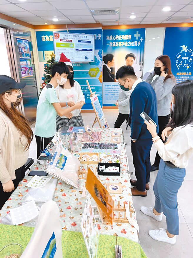 新竹市政府今年首次舉辦「玩風樂市集」創業體驗活動，透過市集擺攤實作，協助青少年從中探索生涯目標。（陳育賢攝）