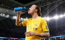 <p>Seiner Wahlheimat St. Pauli macht aktuell Jackson Irvine alle Ehre. Der Australier erweckt den Eindruck, er sei aus einem Kiez-Krimi der 70er-Jahre direkt nach Katar gebeamt worden. (Bild: 2022 Getty Images/Buda Mendes)</p> 