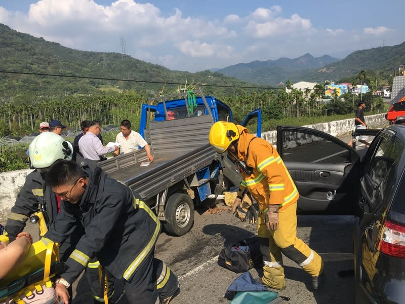 南投縣國姓鄉中興路發生小客車和小貨車相撞的車禍，造成一死7傷。（中央社／翻攝照片）