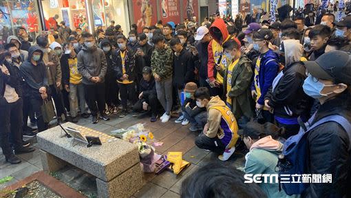 台灣球迷弔念Kobe。（圖／記者劉家維攝影）