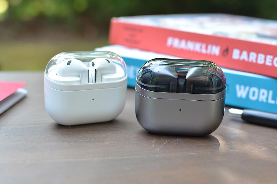 <p>The clear case lids allow you to easily see if your earbuds are inside.</p>
