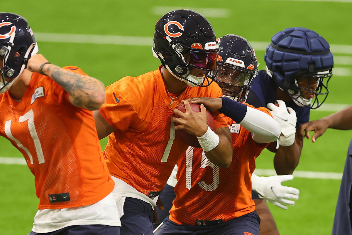 Darnell Mooney Chicago Bears Unsigned Makes One-Handed Catch Photograph