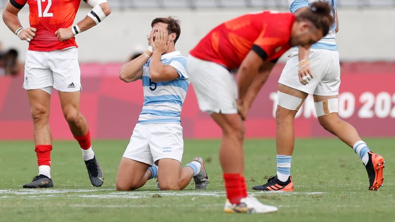 Foto del miércoles de algunos jugadores de los Pumas celebrando tras ganar la medalla de bronce en los Juegos de Tokio.