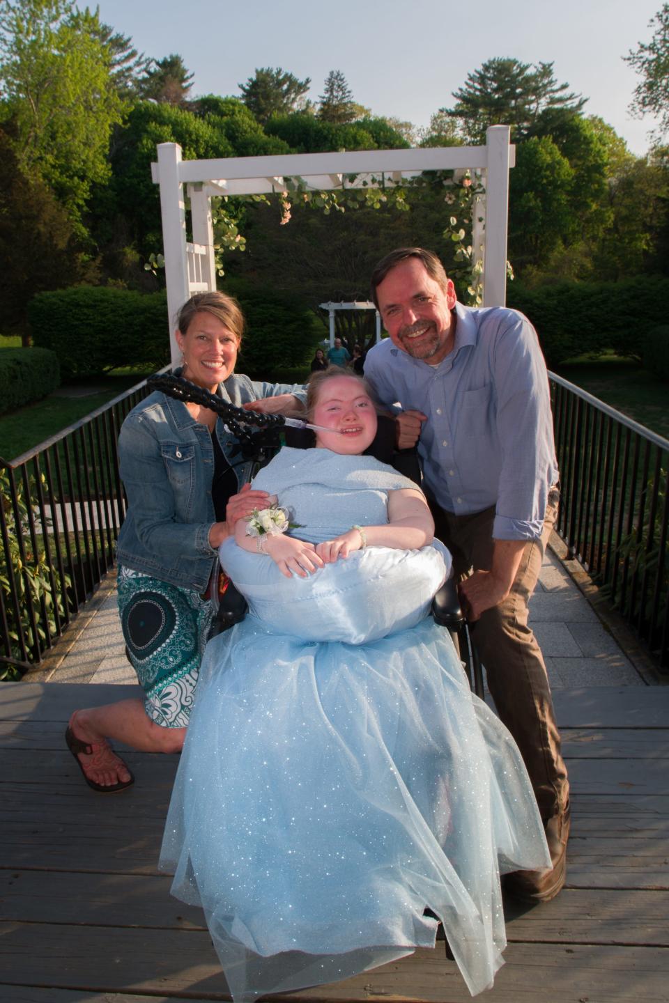 Talia Duff and her parents Jocelyn and John just before her May 2023 prom.