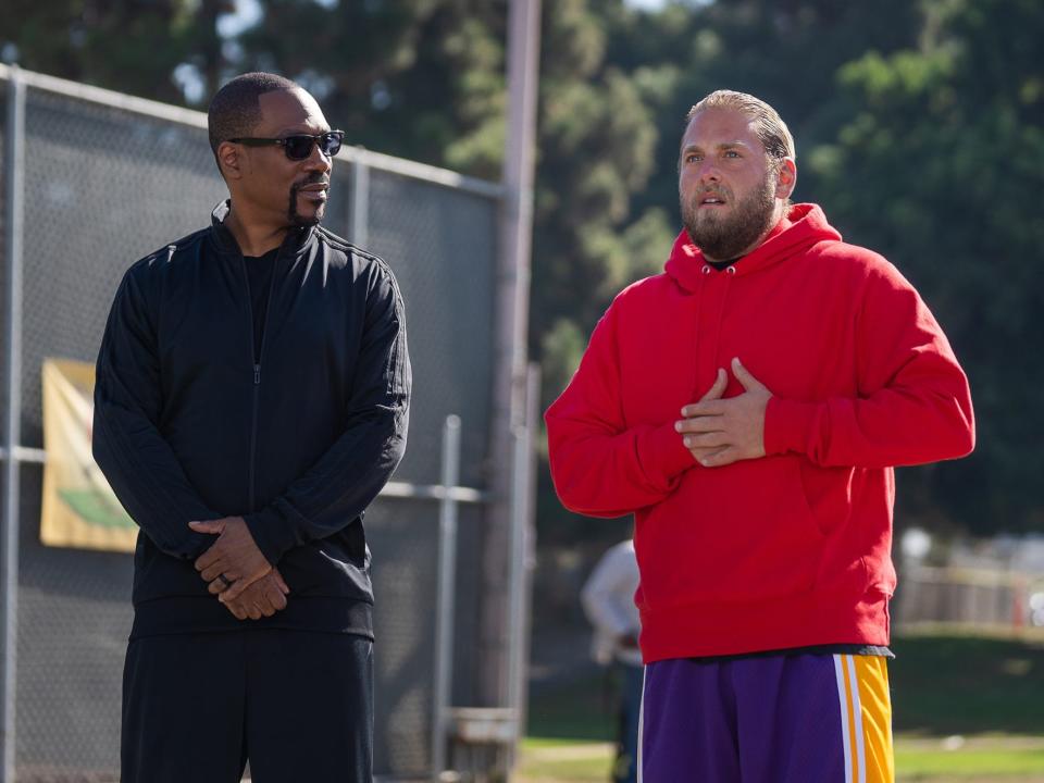 Eddie Murphy standing beside Jonah Hill