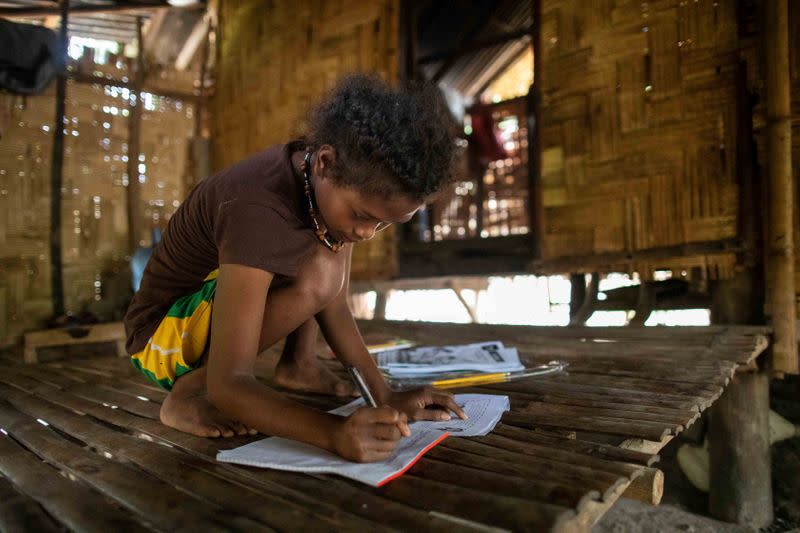 Filipino teachers build learning centre on wheels to assist indigenous children