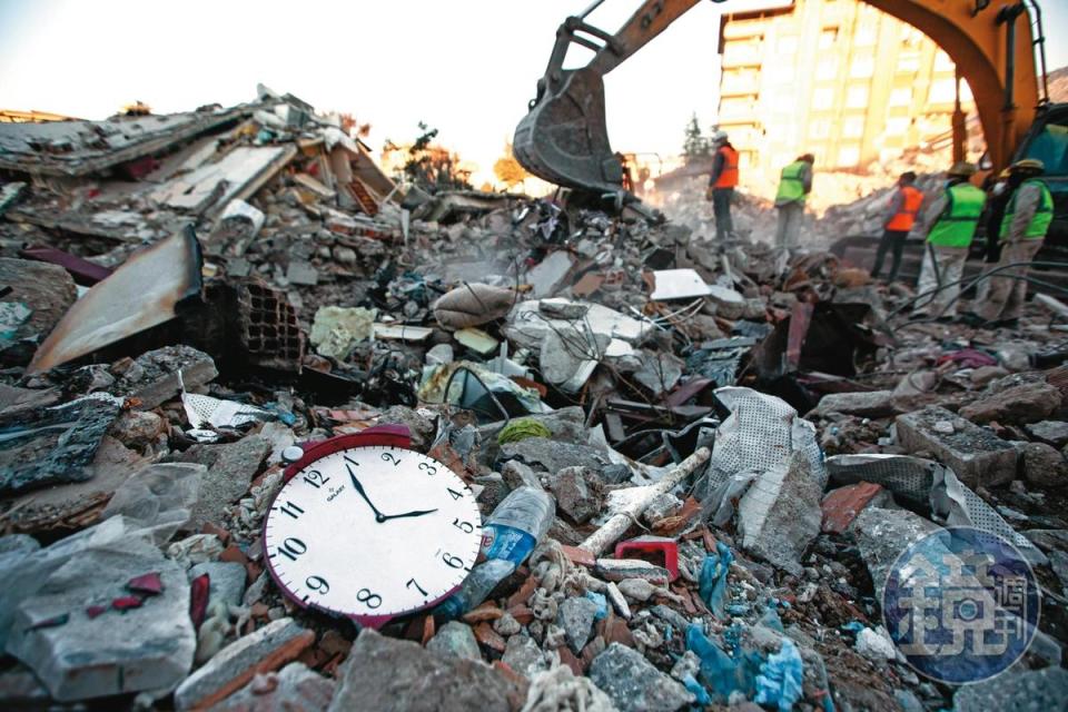 安塔基亞市倒塌房屋中的時鐘，時間停留在地震發生那刻。