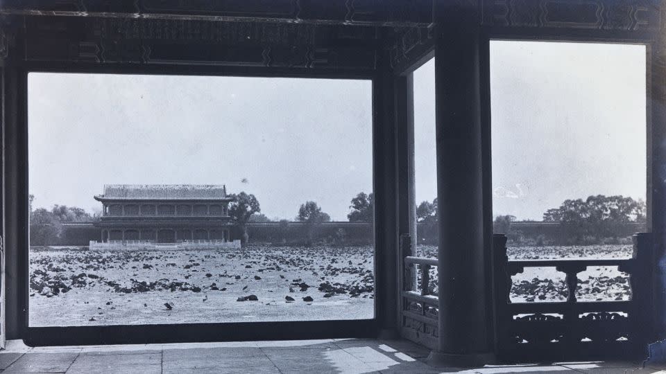 Xinhuamen, the south gate of Zhongnanhai, taken between 1912 and 1914. - William Cooper/Courtesy Special Collections, University of Bristol Library