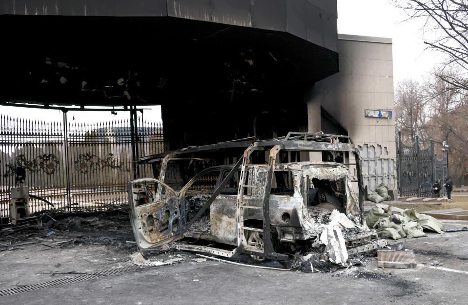 Ein ausgebranntes Auto in Kasachstan