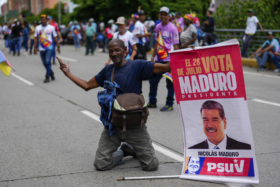 Un partidario del gobierno se arrodilla durante una manifestación en defensa de la disputada reelección del presidente Nicolás Maduro en Caracas, Venezuela, el martes 30 de julio de 2024, dos días después de la votación. (AP foto/Fernando Vergara)