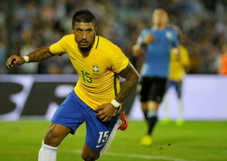 Brazil midfielder Paulinho has joined Barcelona from Chinese club Guangzhou Evergrande