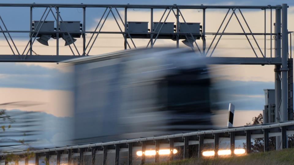 Ein Lastwagen fährt bei Magdala (Thüringen) auf der Bundesautobahn A4 unter einer Maut Kontrollbrücke durch.