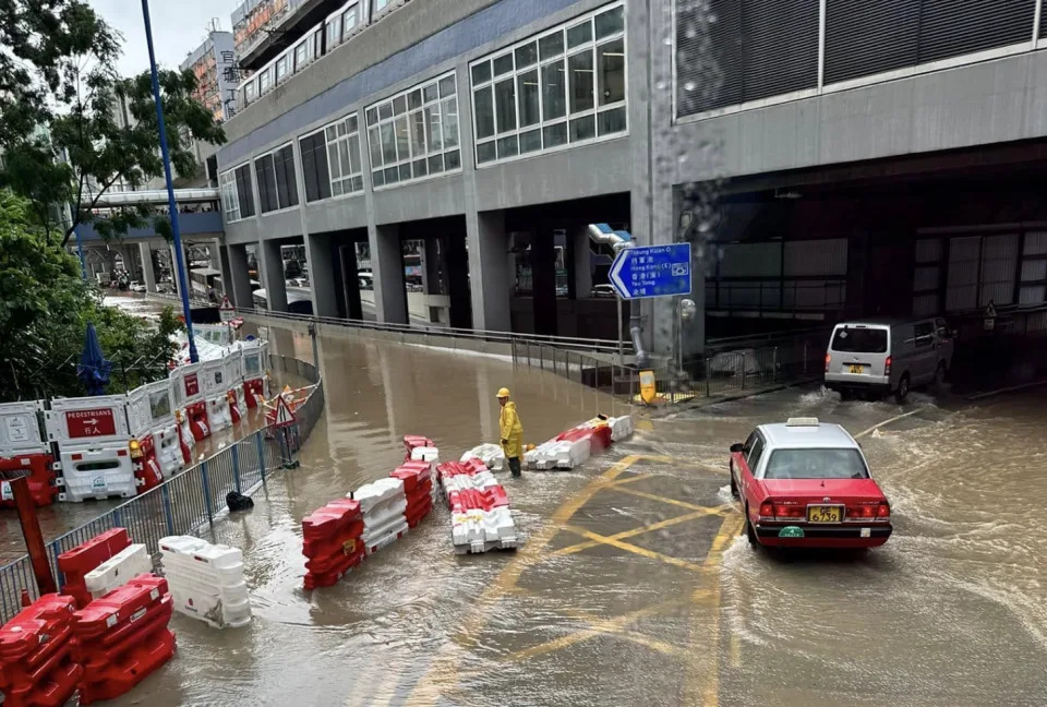 觀塘港鐵站下的迴旋處位置水浸，車輛無法用地面路段前往藍田方向（圖：香港突發事故報料區及討論區 FB）