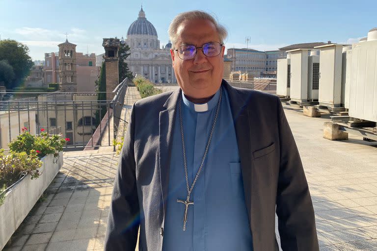 Ángel Sixto Rossi, arzobispo de Córdoba, en la terraza de la curia jesuita en Roma