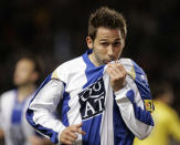 <p>Cuando aún era un niño, Raúl Tamudo ingresó en la cantera del Espanyol a cambio de una bolsa de balones. Eso fue lo que recibió el humilde UDA Gramanet por el traspaso del que luego sería una de las grandes estrellas del conjunto perico. (Foto: Josep Lago / AFP). </p>