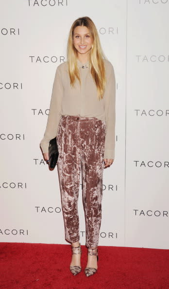 Pero no son sólo vestidos las prendas que van en terciopelo. Aquí vemos a <b>Whitney Port </b>con unos pantalones en rosa palo. El terciopelo es tan suntuoso que casi parece que son estampados. Estos son mucho más formales que unos vaqueros y pueden usarse tanto para ir a la oficina o hasta para salir por la noche.