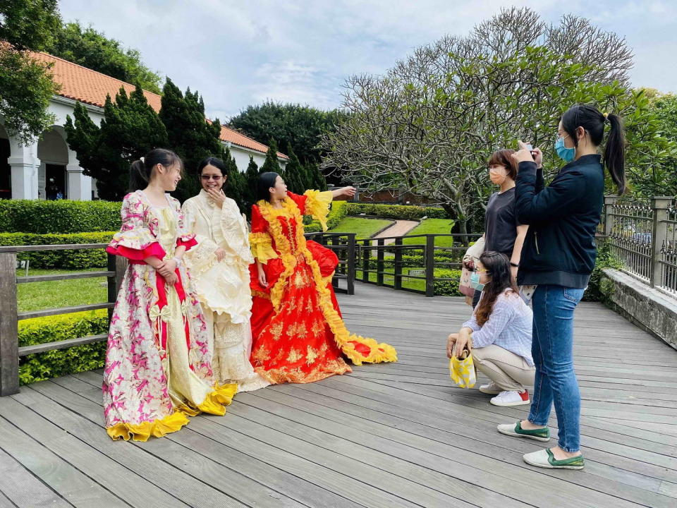 新北市文化國小生穿上英式禮服替民眾導覽小白宮，別有一番風情。   圖：淡水古蹟博物館提供